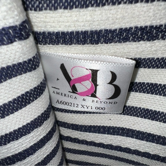 America and beyond crossbody tote is a
perfect addition to your collection. 💕 - Picture 7 of 9